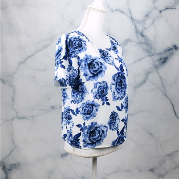 Ivory blue floral short sleeve blouse - Picture 2 of 7